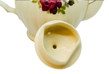 Load image into Gallery viewer, 4 Cup Sadler Roses Teapot