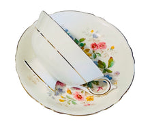 Load image into Gallery viewer, Paragon White Floral
