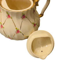 Load image into Gallery viewer, Sadler Rosebud Teapot 2790
